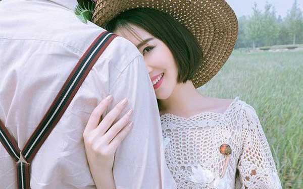 hình nàng vô tình chạm vào bạn