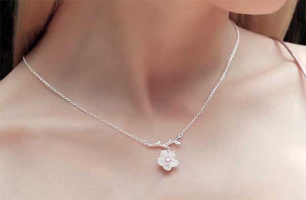 Tặng dây chuyền xin lỗi người yêu